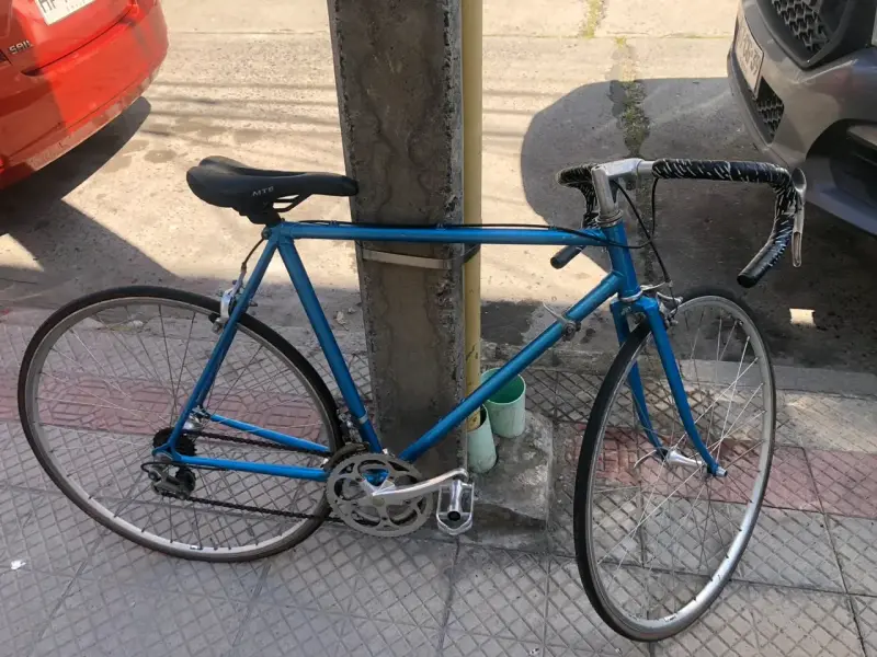 Bicicleta de Ruta Azul para reparar - 3