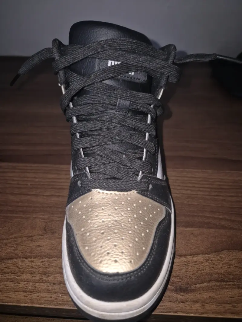 Zapatillas deportivas Puma negras y doradas - 1
