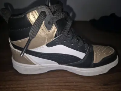 Zapatillas deportivas Puma negras y doradas - miniatura 2