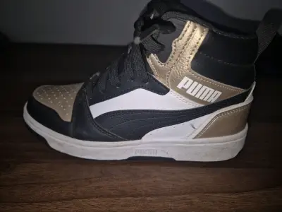 Zapatillas deportivas Puma negras y doradas - miniatura 3