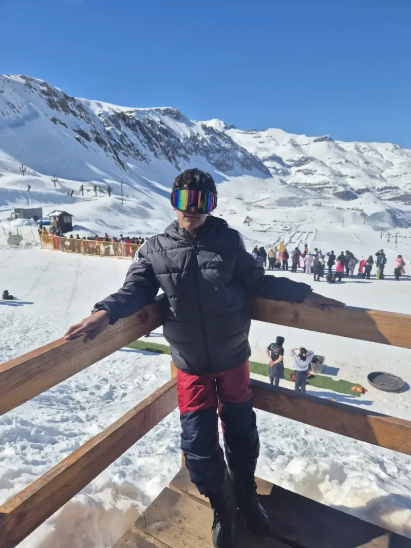 Ropa de esquí para niño con gafas de nieve