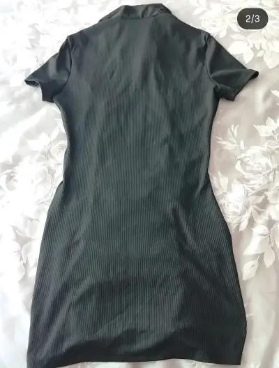 Vestido negro ajustado - miniatura 2