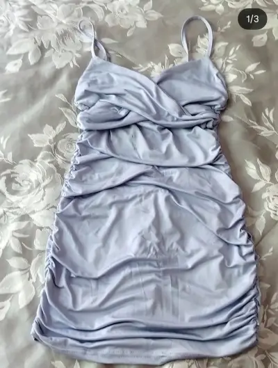 Vestido ajustado color  lila con tirantes - miniatura 1