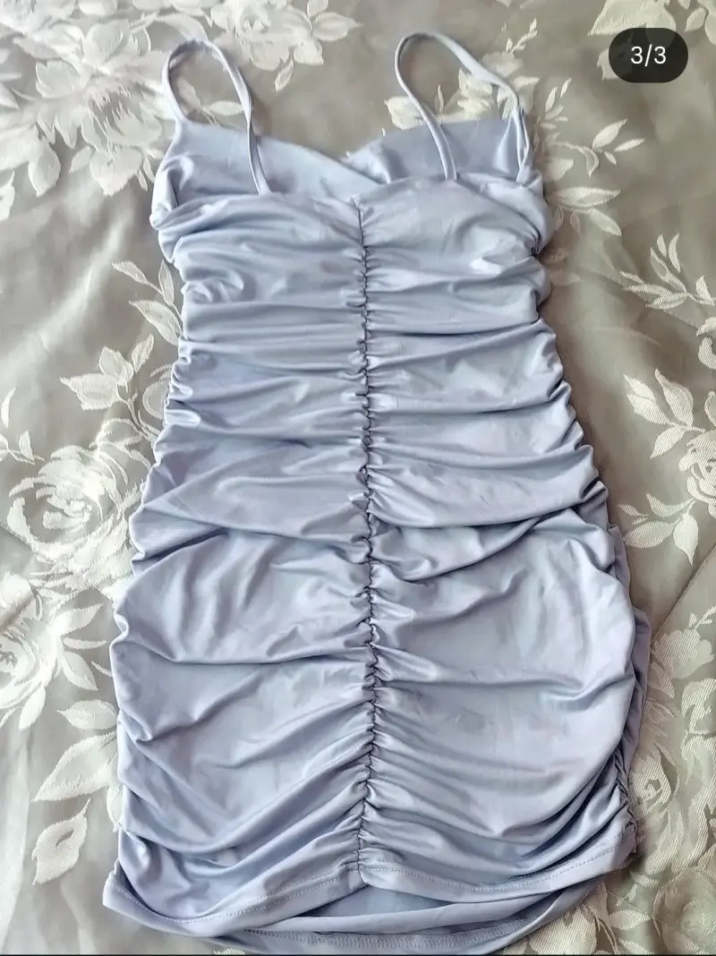 Vestido ajustado color  lila con tirantes - 3