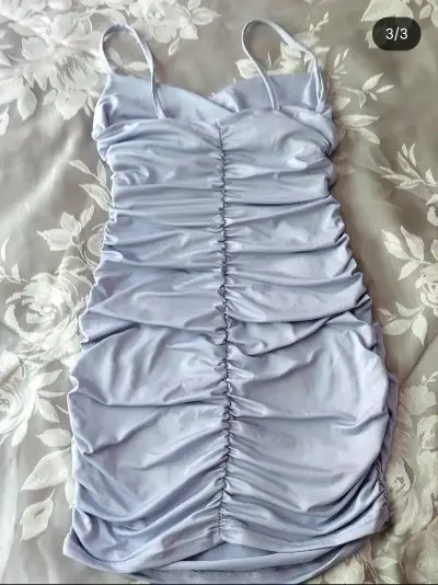 Vestido ajustado color  lila con tirantes - miniatura 3