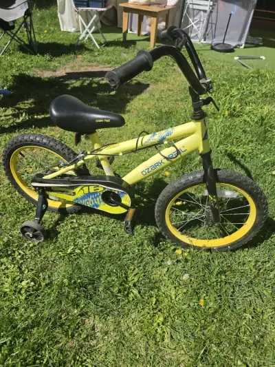 Bicicleta infantil amarilla con ruedas de entrenamiento - miniatura 1