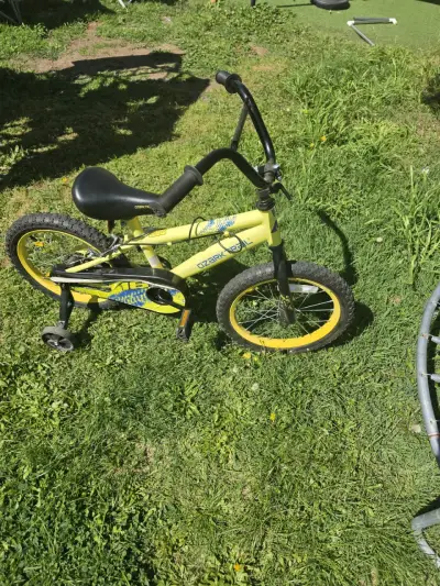 Bicicleta infantil amarilla con ruedas de entrenamiento - miniatura 2