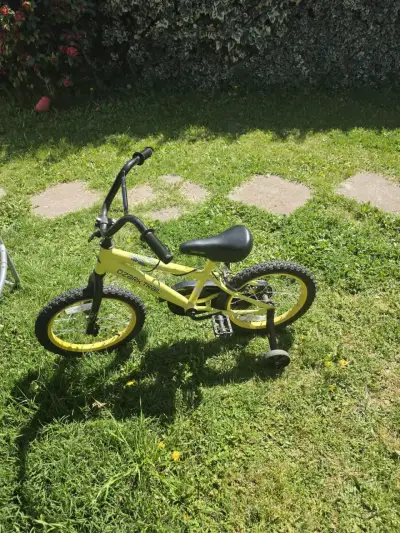 Bicicleta infantil amarilla con ruedas de entrenamiento - miniatura 3