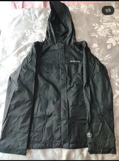 Chaqueta cortaviento  Columbia negra con capucha - miniatura 1