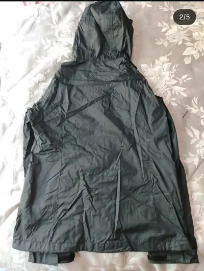 Chaqueta cortaviento  Columbia negra con capucha - miniatura 2