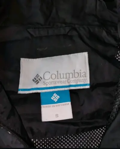Chaqueta cortaviento  Columbia negra con capucha - miniatura 5