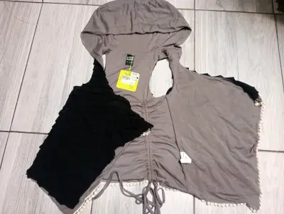 Chaleco con capucha y detalles en volantes - miniatura 1