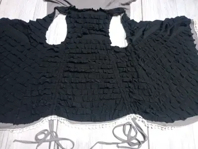Chaleco con capucha y detalles en volantes - miniatura 2