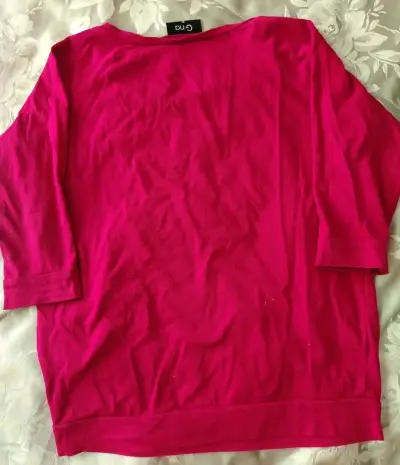 Polera fucsia con diseño  para mujer - miniatura 2