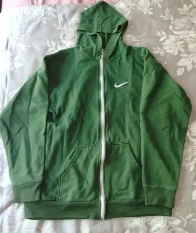 Polerón verde con capucha Nike para hombre - miniatura 1