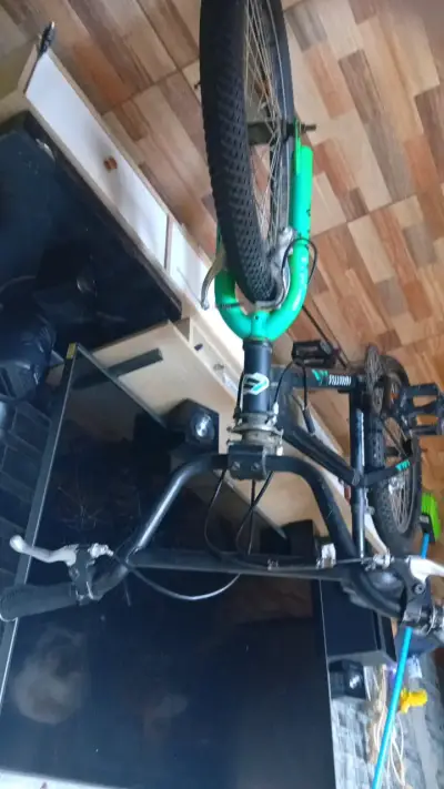 Bicicleta BMX negra y verde para niños - miniatura 3