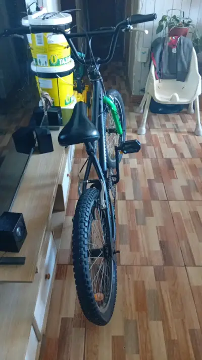 Bicicleta BMX negra y verde para niños - miniatura 4