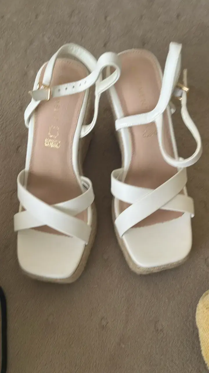 Sandalias de cuña blancas con tiras cruzadas - 1