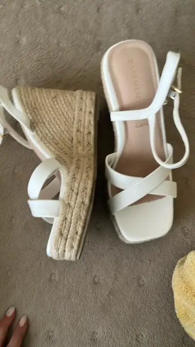 Sandalias de cuña blancas con tiras cruzadas - miniatura 2
