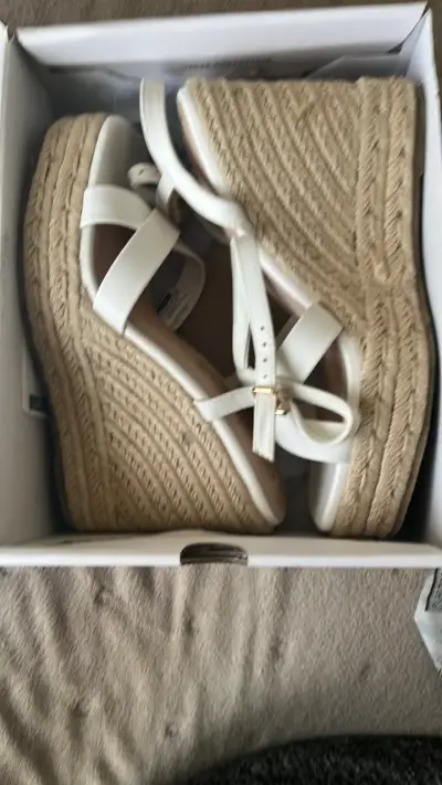 Sandalias de cuña blancas con tiras cruzadas - miniatura 3