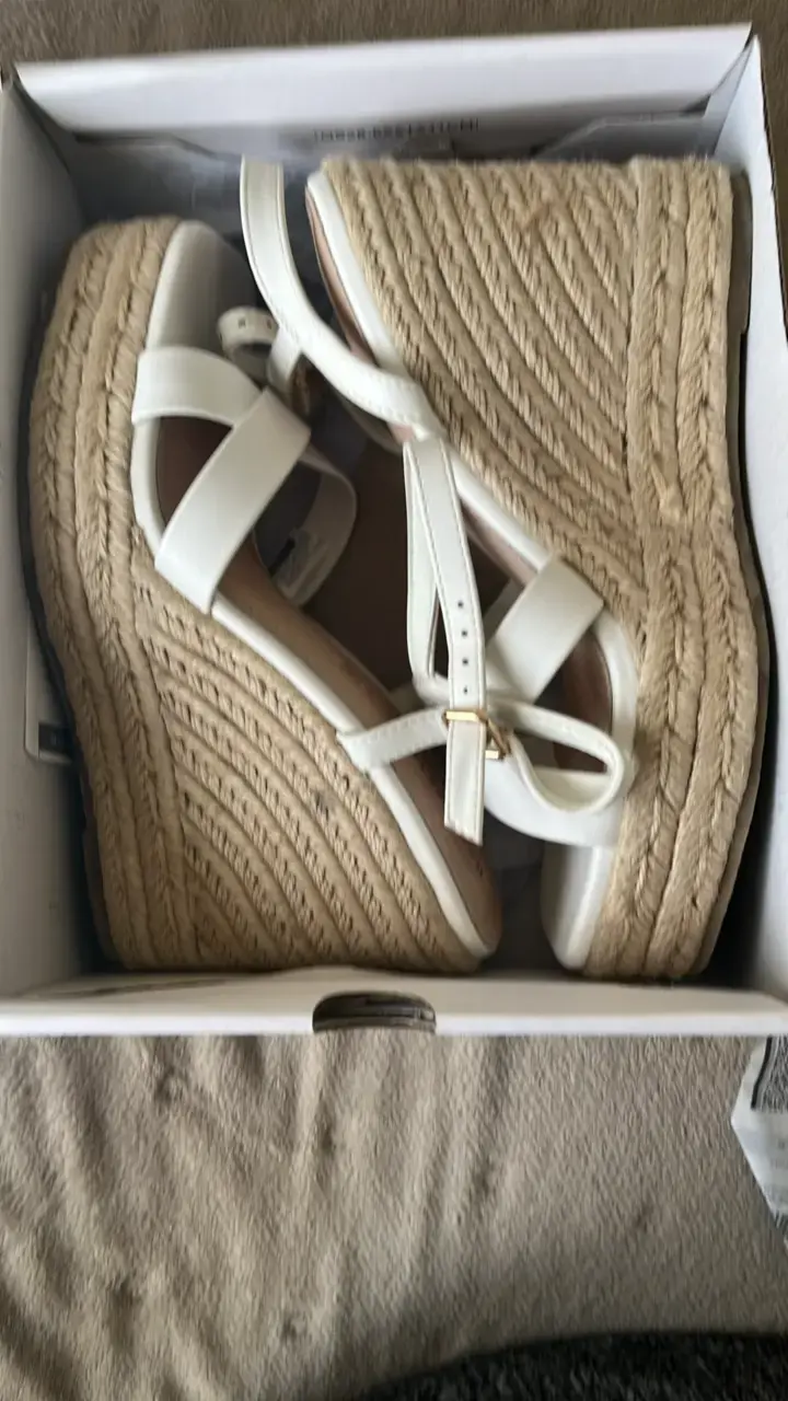 Sandalias de cuña blancas con tiras cruzadas - 4