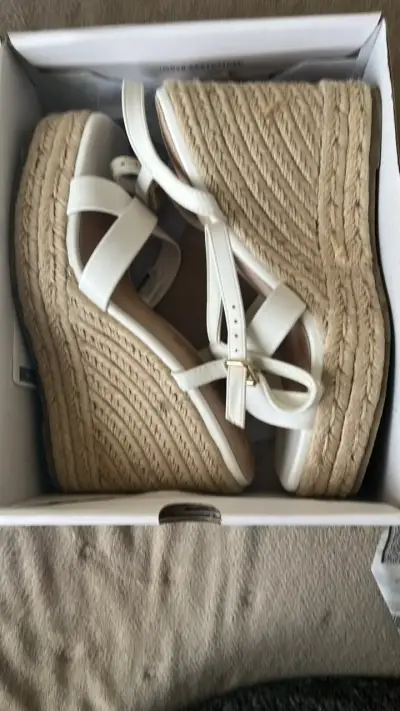 Sandalias de cuña blancas con tiras cruzadas - miniatura 4