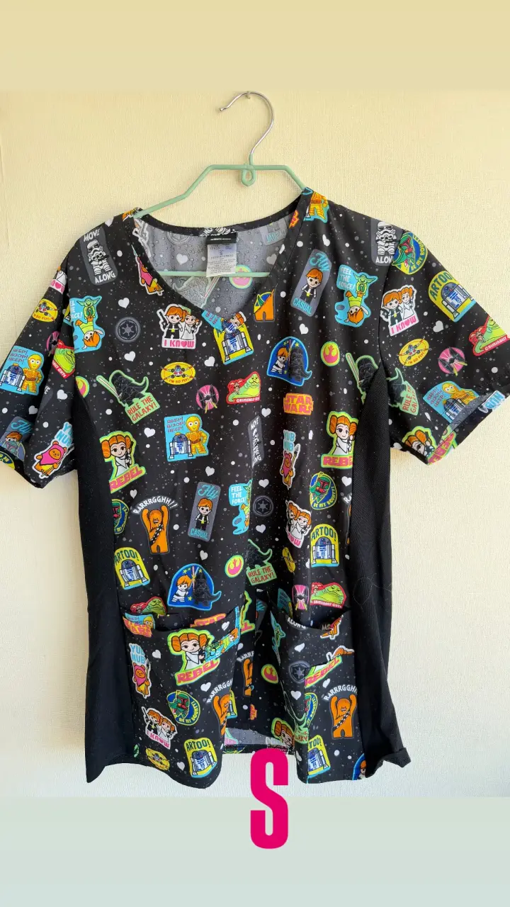 Polera clinica estampada Star Wars para mujer