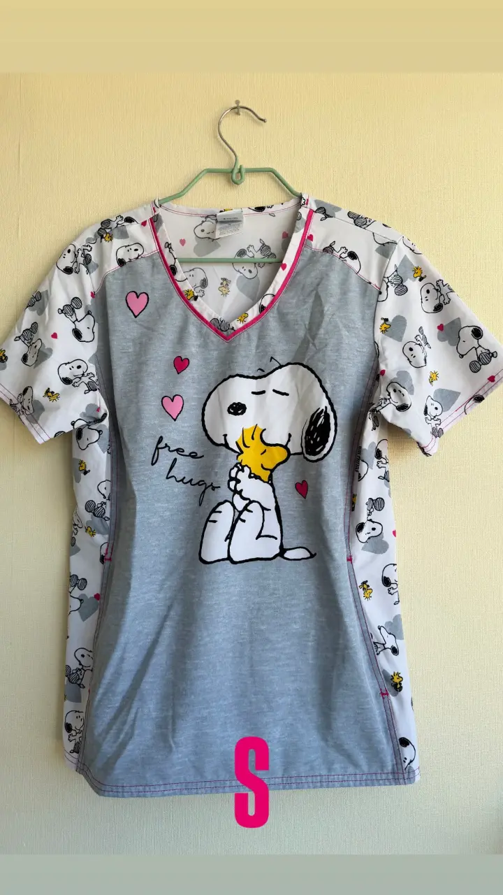Polera clinica estampada Snoopy para mujer