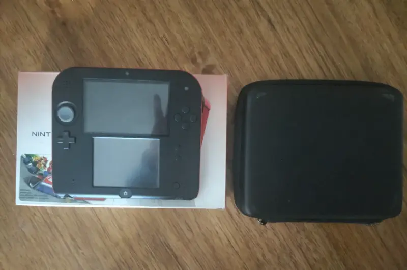 Consola Nintendo 2DS con estuche y caja.