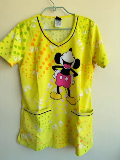 Polera clinica Amarilla con Estampado de Ratón - miniatura 2