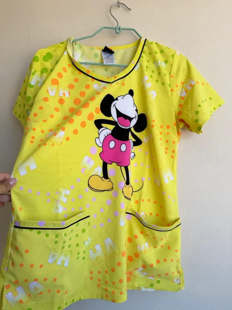 Polera clinica Amarilla con Estampado de Ratón - 3