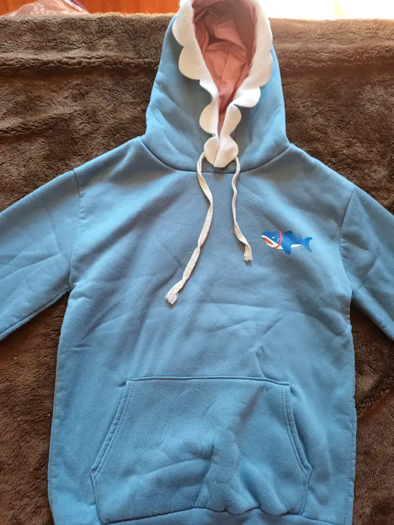 Polerón con capucha azul diseño de tiburón - 1