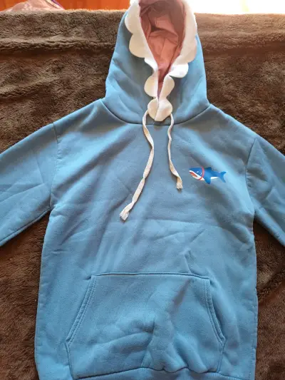 Polerón con capucha azul diseño de tiburón - miniatura 1