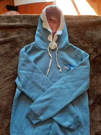 Polerón con capucha azul diseño de tiburón - miniatura 2