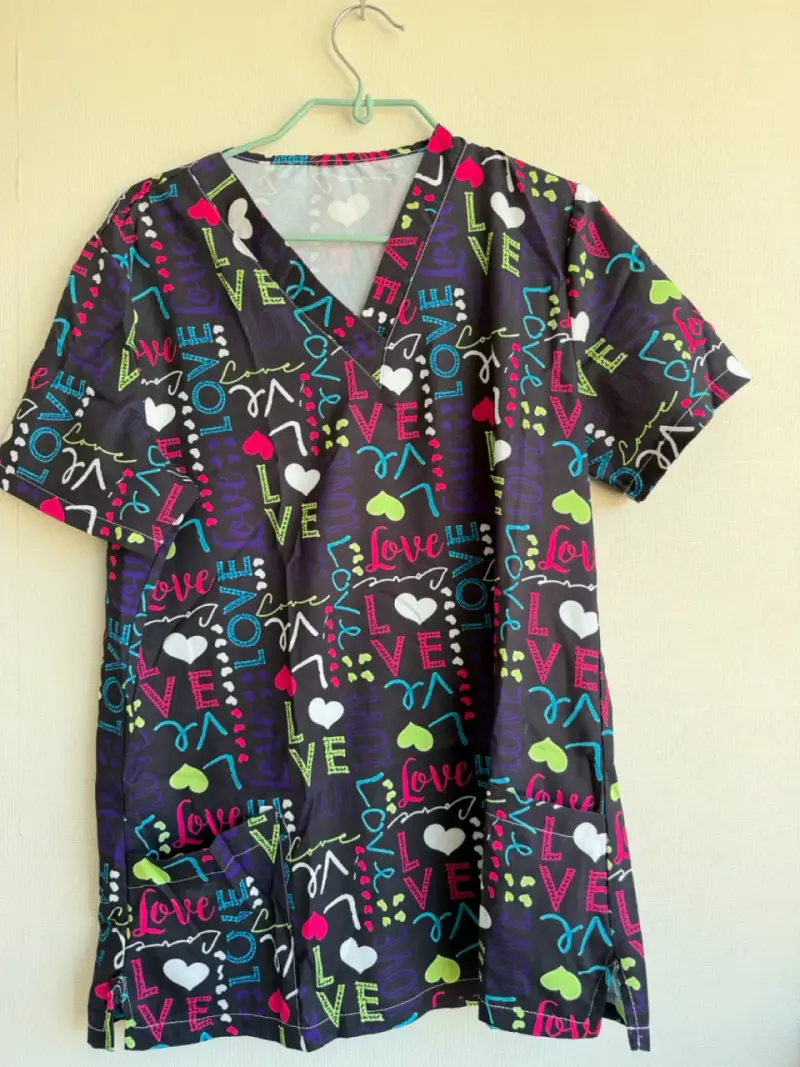 Blusa médica estampada colorida con diseño de amor
