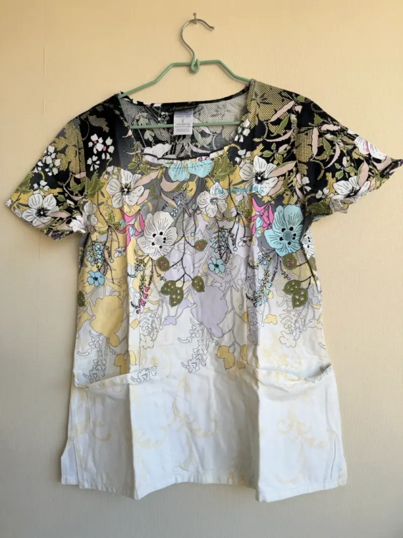 Poleras clínicas S bordadas con nombre - 3