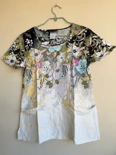 Poleras clínicas S bordadas con nombre - miniatura 3