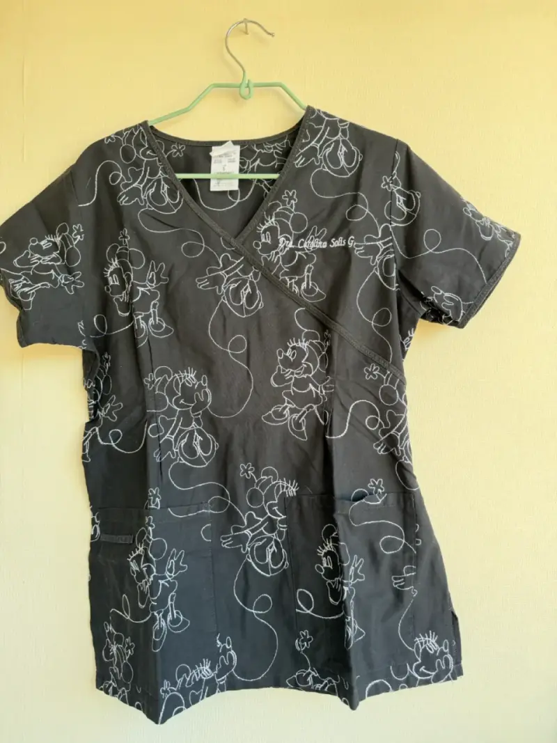 Poleras clínicas S bordadas con nombre - 4
