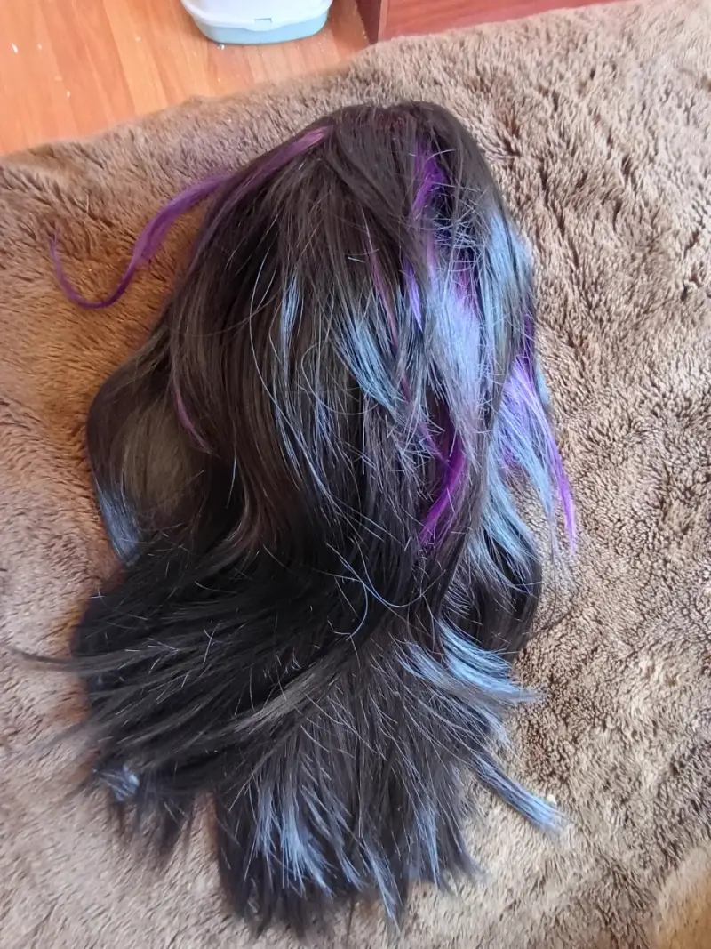Peluca negra con mechas moradas - 1