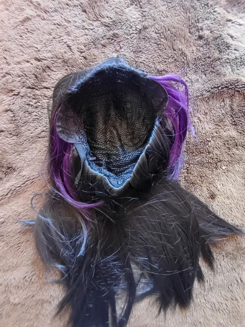 Peluca negra con mechas moradas - 2