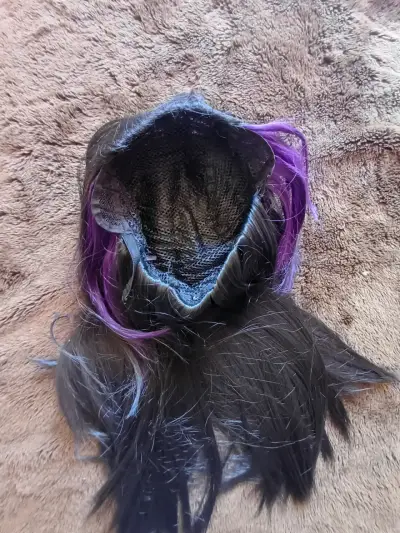 Peluca negra con mechas moradas - miniatura 2