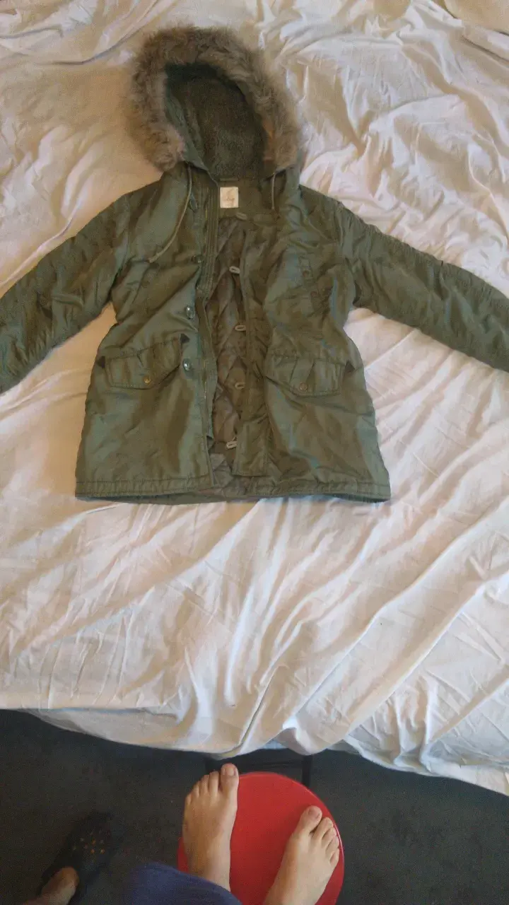 Parka verde con capucha de piel sintética - 1