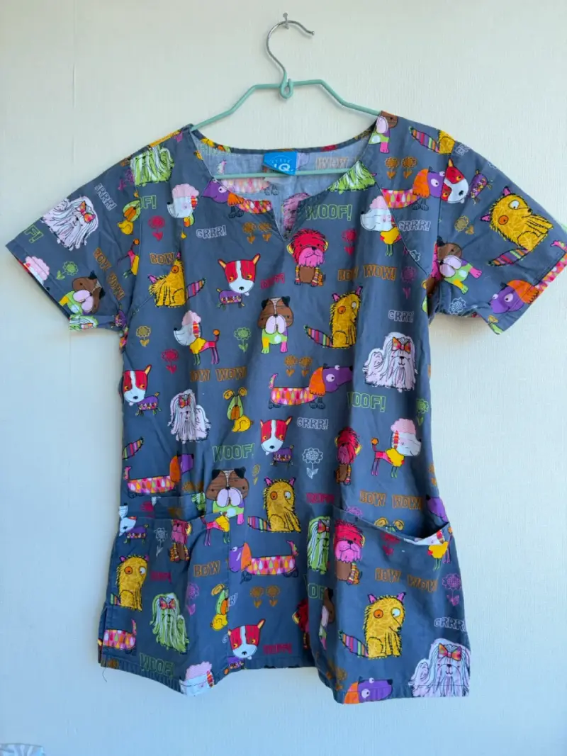 Blusa médica estampada de perros