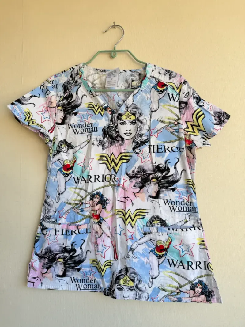 Blusa clinica Wonder Woman para mujer