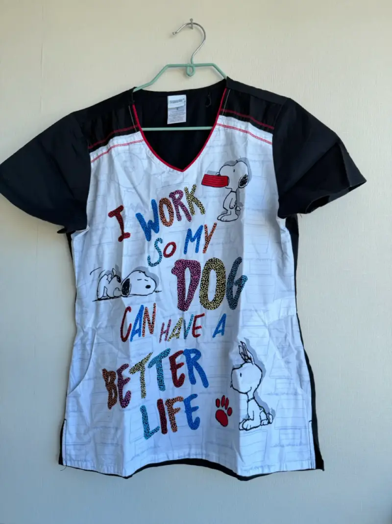 Polera clinica S estampada Snoopy para mujer
