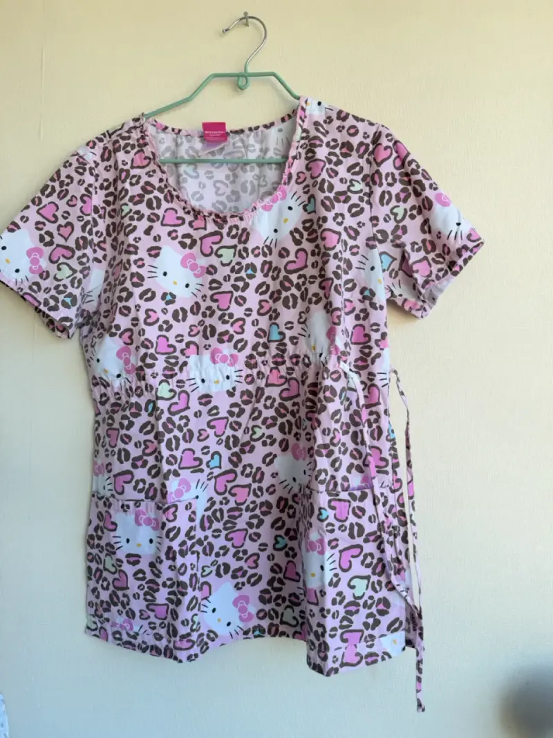 Polera clinica Hello Kitty para mujer