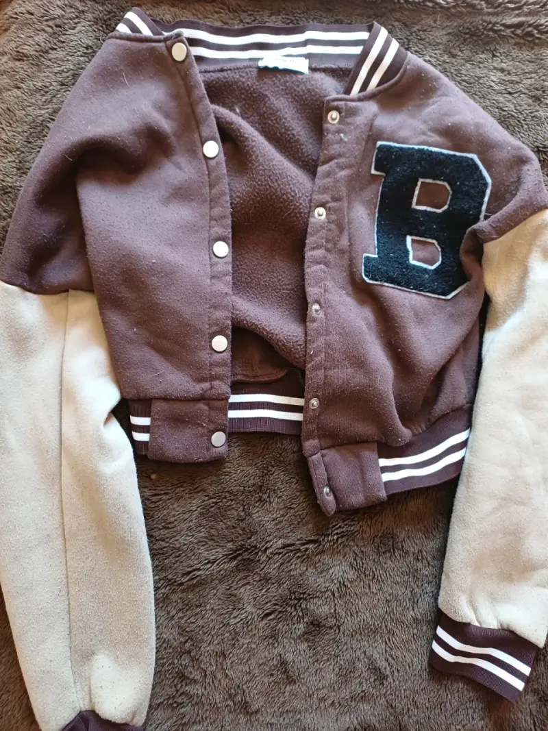 Chaqueta estilo varsity marrón con letra B - 1