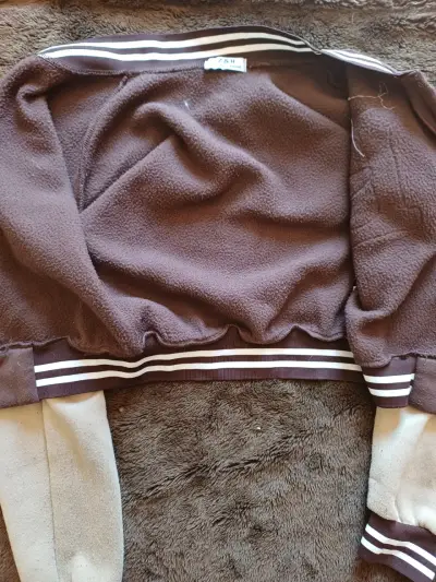 Chaqueta estilo varsity marrón con letra B - miniatura 2