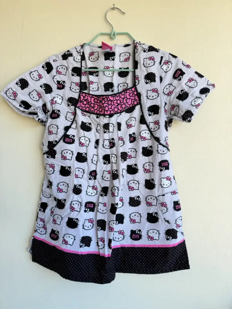 Polera clinica estampada Hello Kitty para mujer