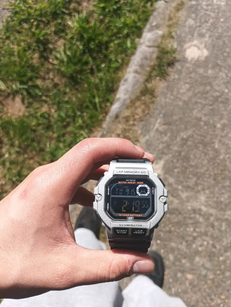 Reloj digital Casio resistente al agua - 1
